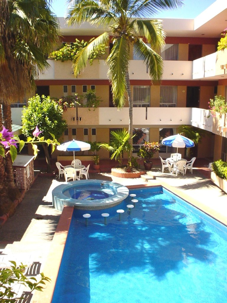 Vista interior del hotel Azteca Inn en Mazatlán