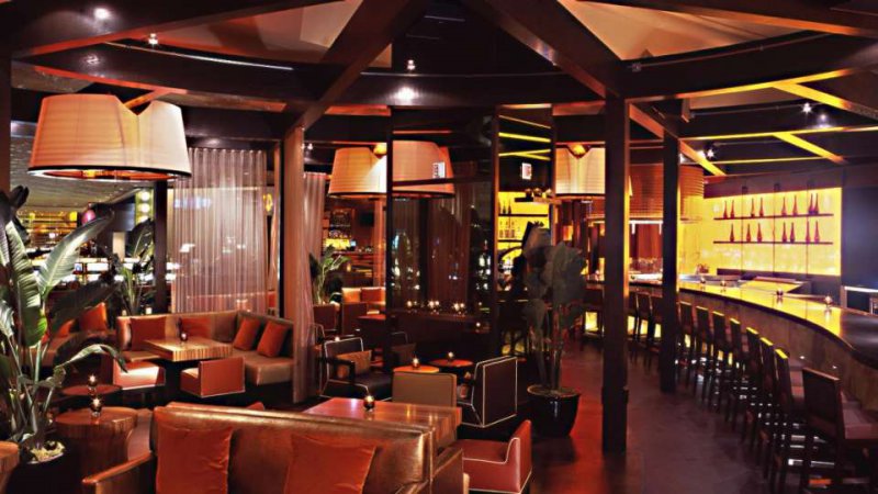 Availability 1 OAK Las Vegas. There is also a mojito-inspired bar, Rhumbar, Center Bar and the Lobby Bar. Attractions. Yes, Siegried & Roy’s Secret Garden and Dolphin Habitat and The Mirage Volcano. Pool. Yes, a pool and jacuzzi. During the summer months, the hotel features the pool club, Bare. Health club or fitness equipment.