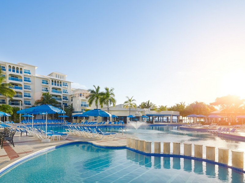 Hotels: 2 Results Cancun hotels are famous as hot spots for students on spring break, and many vacationers happily spend their days swimming and sunning on the gorgeous beaches and their evenings enjoying the energetic nightlife in the many clubs, bars and restaurants.